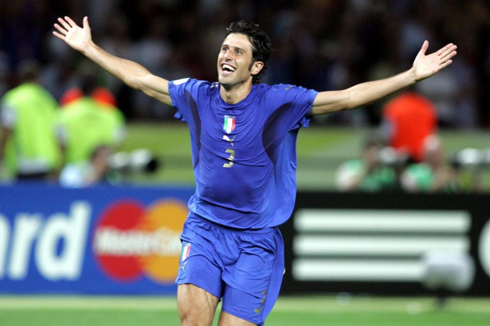 官方：因燃放烟花等行为，拜仁被罚款4.6万欧+关闭主场部分看台（官方通报：拜仁因燃放烟花等违规被罚4.6万欧，主场部分看台将关闭）