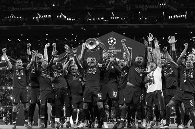 记者：张琳芃大概率还要再坚守一年，发挥老队员传帮带