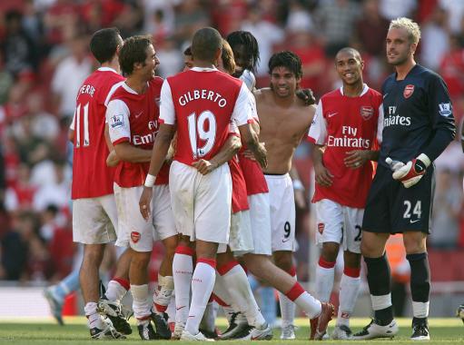 詹姆斯关键时刻连拿10分创赛季新高，头戴皇冠引球迷欢呼模仿