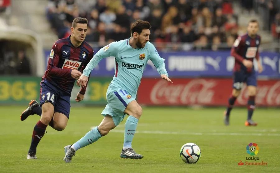 助罗马升至意甲榜首，斯维拉尔达成罗马生涯100场里程碑（斯维拉尔迎罗马第100战，助球队登顶意甲榜首）