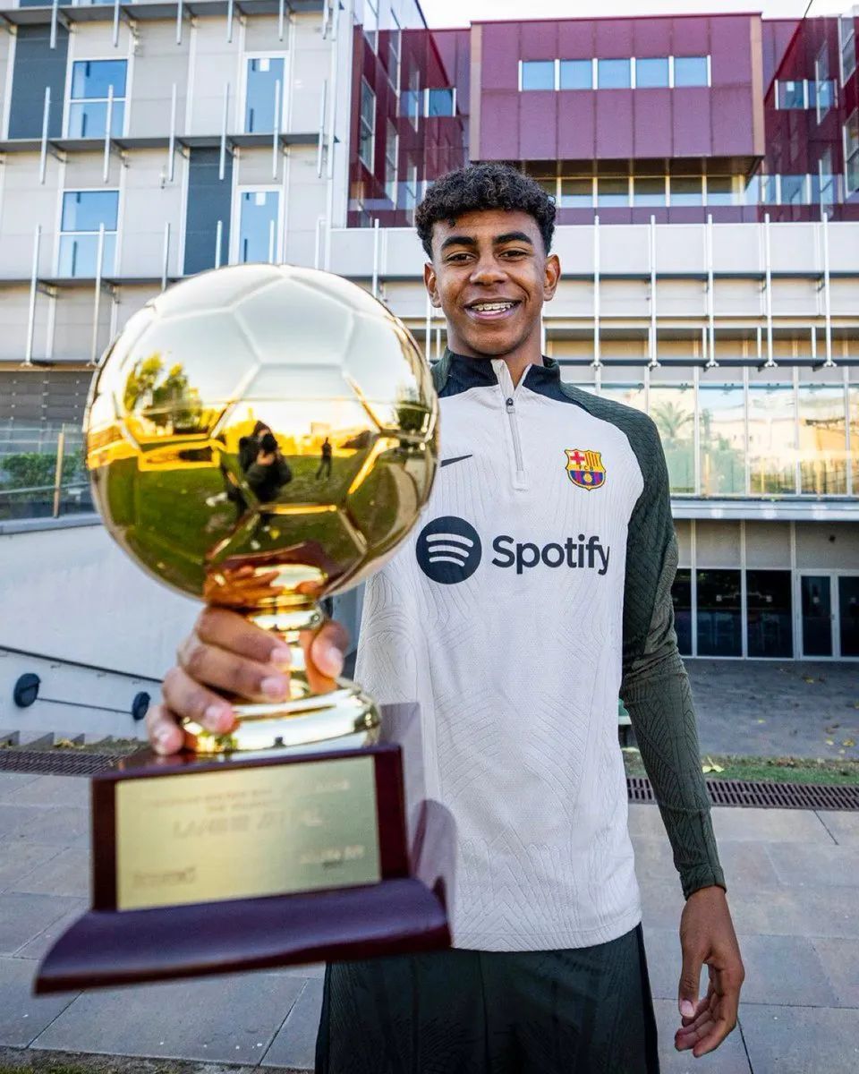 曼联英超15轮4-1胜狼队，近3轮不败，B费2射1传，助球队冲至第六，有望重返欧冠区。（英超第15轮：曼联4-1击退狼队，B费梅开二度+助攻，近3轮不败升至第六，剑指欧冠区）