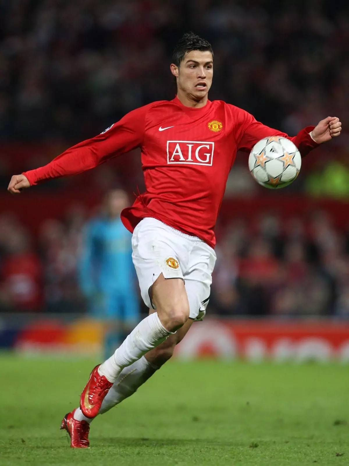 西甲半场：拉菲尼亚点射建功+中框，巴萨暂1-0十人黄潜（西甲半场战报：拉菲尼亚点球破门并中柱，巴萨暂以1-0领先十人比利亚雷亚尔）