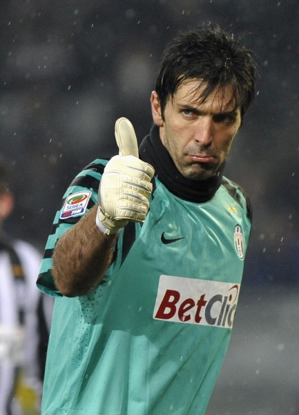 媒体人：不解老弗爷为何这么能忍维尼修斯，他对C罗都没这样（媒体人质疑：弗洛伦蒂诺为何对维尼修斯格外宽容，连对C罗都未如此）