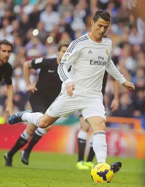 英足总官方：指控热刺后卫罗梅罗被红牌罚下后对裁判做出过激行为（英足总公告：热刺后卫罗梅罗红牌离场后对裁判行为过激，已被指控）