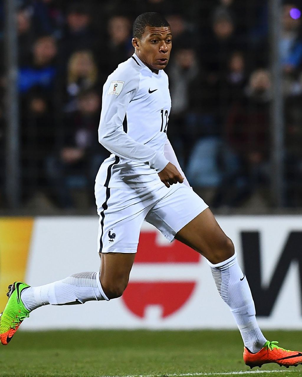 来砸场子的？几位C罗球迷现身梅西印度行看台，被安保请出场（几名C罗球迷亮相梅西印度行看台，随后被安保请离场）